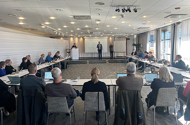 Personer på ett möte.