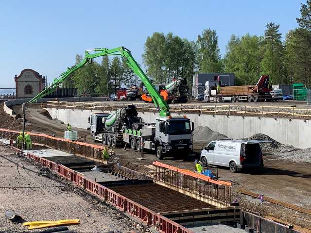 Maskiner arbetar med flödesfrämjande åtgärder i ett dike.