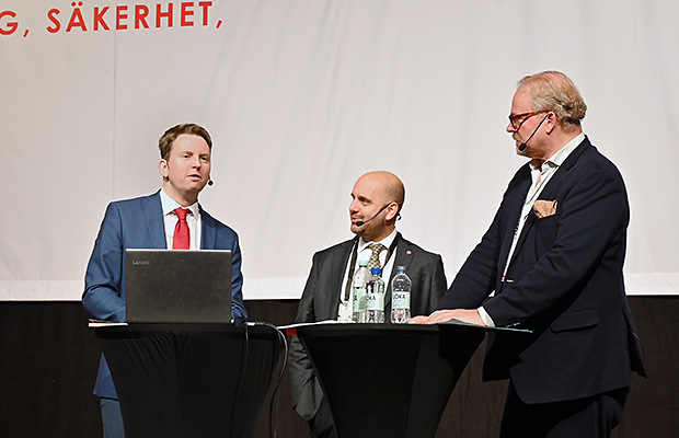 Tre män samtalar på en scen. Från vänster: Johan Berggren, statssekreterare, Åke Holmgren, avdelningschef MSB och Fredrik Lindström, programledare och moderator.